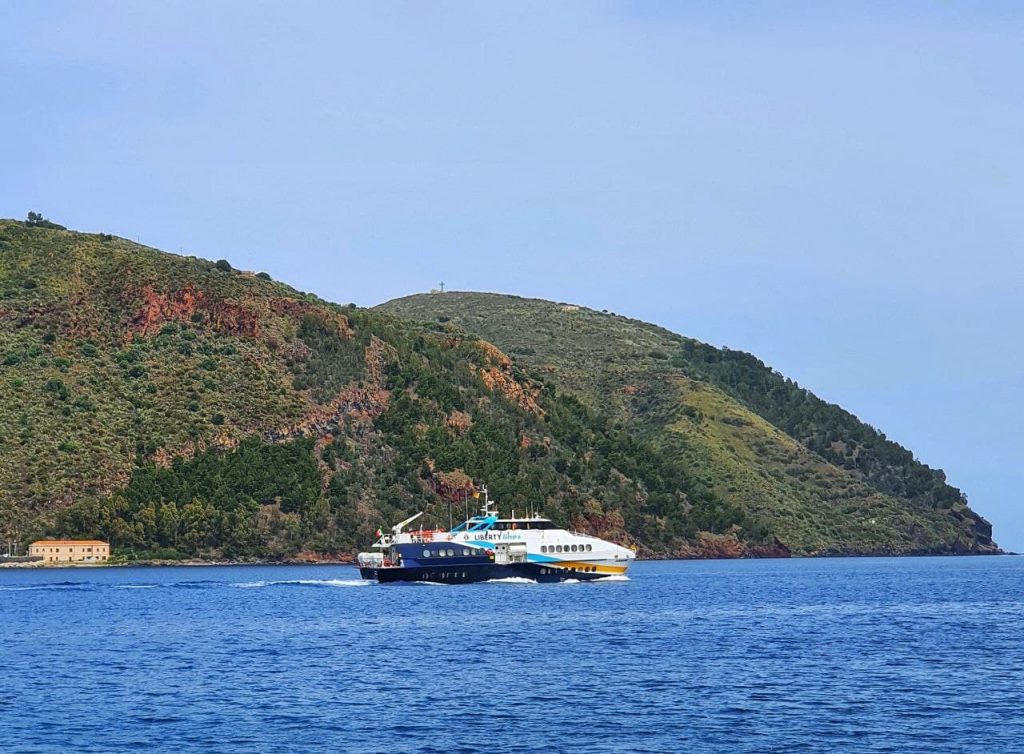 How to reach the aeolian islands